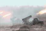Pháo đã nổ, binh lực dồn dập đổ về biên giới Ukraine: 'Chảo lửa' Donbass bùng cháy?