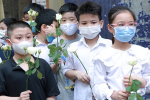 Bạn học mang bông hồng trắng tiễn biệt bé gái 10 tuổi trong vụ cháy 4 người chết ở phố Tôn Đức Thắng tại Hà Nội
