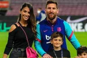 Messi hôn vợ trong ngày ăn mừng kỷ lục