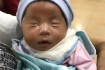 Hà Nội: Phát hiện bé gái sơ sinh bị bỏ rơi trước cổng nhà dân trong chiếc thùng giấy