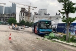 Hà Nội: Xe buýt lao lên vỉa hè đâm chết người đi bộ