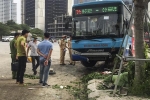 Hiện trường vụ tai nạn xe buýt lao lên vỉa hè, húc đổ cây, đâm chết người đi bộ ở Hà Nội