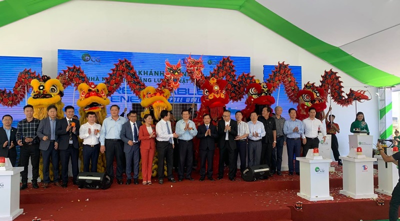 Đồng chí Trương Tấn Sang, nguyên Ủy viên Bộ Chính trị, nguyên Chủ tịch nước cùng lãnh đạo Tập đoàn Bamboo Capital (BCG) tại lễ khánh thành dự án Nhà máy năng lượng mặt trời Phù Mỹ.