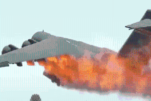 NÓNG: Siêu máy bay C-17 của Không quân Mỹ bốc cháy ngùn ngụt