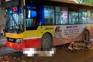 Hà Nội: Xe buýt va chạm với xe máy, nam thanh niên tử vong