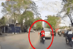 Clip: Nam thanh niên chạy xe máy tốc độ cao tông trúng 2 mẹ con đi bộ rồi trượt văng ngang đường