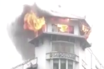 Clip: Khách sạn Đồng Khánh ở TP.HCM bốc cháy dữ dội trong cơn mưa lớn