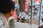 Cuộc sống đảo lộn sau 1 tuần xuất hiện 'hố tử thần' ở Hà Nội: 'Công việc làm ăn bị đình trệ, con cháu phải mang đi gửi'