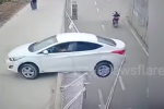 Clip: Nữ tài xế lùi xe kinh hoàng khiến ôtô lủng lẳng trên lan can