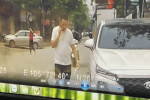 Đang đi bộ trên đường Hà Nội, người đàn ông bị tên cướp giật phăng chiếc dây chuyền