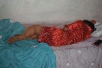 Ảnh chụp người phụ nữ nằm ngủ trên giường không thể bình thường hơn nhưng lại 'gây bão' MXH, lý do vì đâu?