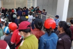 Khán giả xếp hàng từ 6h sáng, dài hơn 1 km mua vé xem Công Phượng đối đầu Quang Hải