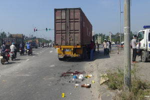 Đà Nẵng: Xe container cuốn xe đạp điện vào gầm, một người tử vong