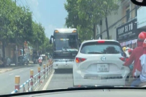Tài xế ô tô khách 'liều lĩnh' chạy ngược chiều ở con đường đông nhất Biên Hòa