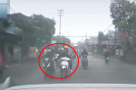 Chạy xe máy vỗ mông cô gái, 2 thanh niên suýt gặp nạn 'muối mặt' giữa đường