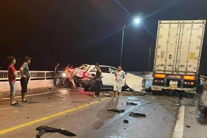 Mercedes GLC đâm hông xe tải trên cầu Quán Hàu, tài xế tử vong trên ghế lái