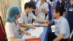 Giám đốc bệnh viện cùng 200 cán bộ y tế đầu tiên của Thái Nguyên tiêm vắc xin COVID-19