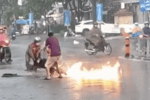 Xe máy bốc cháy giữa trời mưa lớn, hành động dập lửa của ba người đàn ông gây tranh cãi