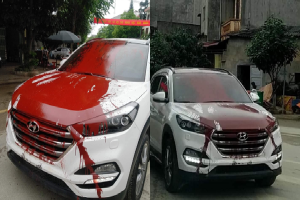Hình ảnh ôtô trắng bị vấy sơn đỏ khắp thân xe khiến các diễn mạng 'sôi sục' trong ngày cuối tuần
