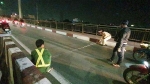 Va vào dải phân cách trên cầu Bình Lợi, 2 người văng xuống đường