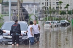 Ảnh: Đường vào chung cư ở Hà Nội ngập trong 'biển nước', hàng chục xe ôtô mắc kẹt chờ được 'giải cứu'