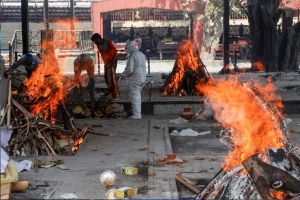 Bãi hỏa thiêu chồng chất tử thi, Ấn Độ 'thất thủ' vì làn sóng Covid-19
