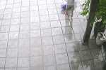 Xôn xao clip người đàn ông bất tỉnh bị kéo lê, bỏ mặc ngoài trời mưa lớn