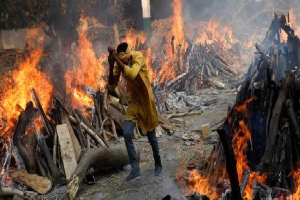 Người đàn ông chạy giữa 2 giàn hỏa thiêu rực cháy: Loạt ảnh chấn động về Ấn Độ làm cả thế giới 'nín lặng'