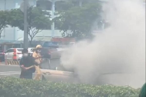 Xe BMW bốc cháy nghi ngút trên đại lộ Phạm Văn Đồng
