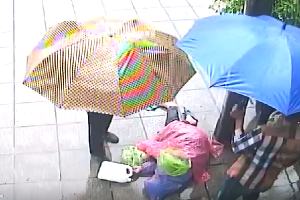 Thông tin bất ngờ vụ người đàn ông bất tỉnh bị lôi xềnh xệch 'vứt' ra vỉa hè giữa trời mưa lớn