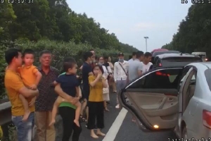 5 vụ va chạm giao thông khiến các tuyến đường ra - vào Hà Nội bị ùn tắc