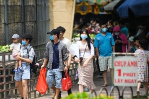 Trẻ em đeo khẩu trang, trùm kín đầu đi chơi ngày lễ ở Hà Nội