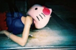 Đằng sau một món đồ chơi đáng yêu, Hello Kitty chứa đựng lời đồn ghê rợn, bắt nguồn từ bi kịch mẹ bất chấp cứu con gái 14 tuổi mắc bệnh ung thư