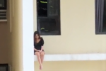 Cảnh sát cứu cô gái định nhảy lầu ở TP.HCM