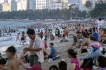Bất chấp khuyến cáo, hàng nghìn người chen chúc ở bãi biển Nha Trang