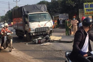 Hà Nội: 2 thanh niên tử vong khi xe máy đấu đầu xe tải