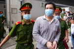 Cảnh sát dẫn giải 14 bị cáo trong đại án Nhật Cường