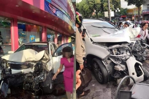 Nữ tài xế tông loạt xe máy, 2 người bị thương - hiện trường tại nạn khiến tất cả sốc