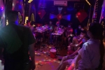 Bắt quả tang 13 nam nữ 'bay lắc' trong quán karaoke giữa dịch Covid-19