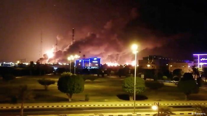 Cơ sở chế biến dầu mỏ trọng yếu của Saudi Arabia bị tấn công gây cháy nổ kinh hoàng.