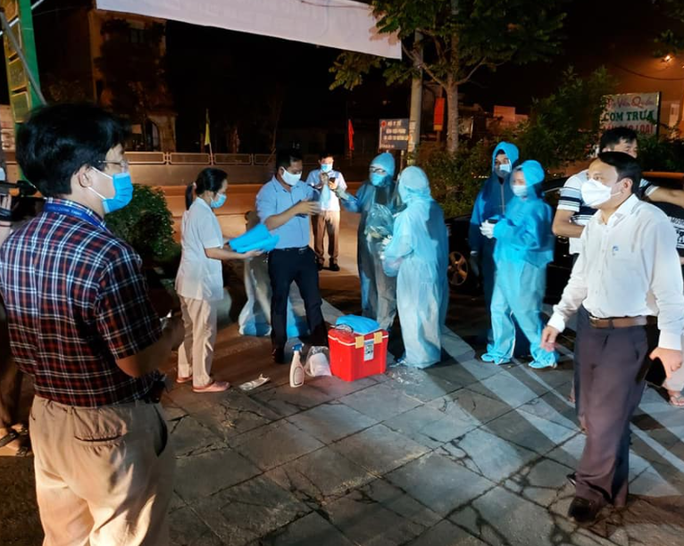 Lực lượng chức năng triển khai các biện pháp phòng chống dịch lây lan tại thị xã Hoàng Mai trong đêm - Ảnh: Y. Tế.