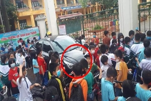 Màn đỗ xe kém duyên ngay trước cổng trường khiến ai nấy ngao ngán khi thấy đến giờ vào học