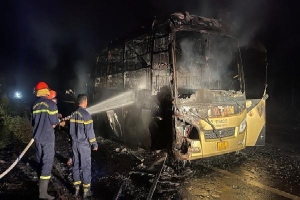 Xe khách giường nằm cháy trơ khung khi đang lưu thông trên đường Hồ Chí Minh