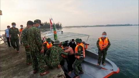 Biên phòng ứng cứu, đưa các ngư dân về bờ - Ảnh: TTO