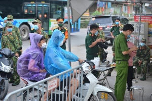 Ảnh: Người dân Thường Tín mặc áo mưa, áo bảo hộ vào khu cách ly