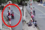 Clip: Đôi nam nữ lái xe máy 'tung cước' đạp mạnh vào 2 học sinh đi xe đạp điện ngã nhào xuống đường gây bức xúc