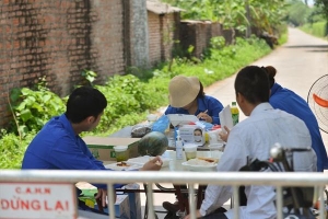 Toàn cảnh phong tỏa một xã có 7 ca mắc Covid-19 ở Hà Nội: Người dân tiếp tế lương thực giữa trưa nắng