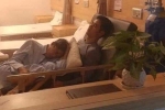 Bức ảnh nhận 'bão like' trên MXH: Phía sau khoảnh khắc cha già nằm ngủ trong lòng con trai