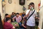 Khách đứng uống vội cốc bia trước khi quán đóng cửa ở Hà Nội