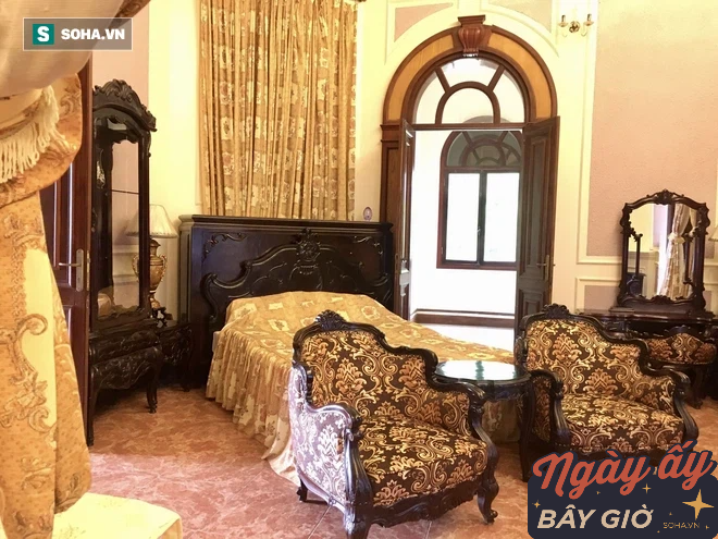 Phòng ngủ tông vàng với nội thất sang trọng, hoa văn cổ xưa của vua Bảo Đại.